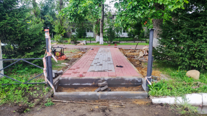 Укладка тротуарной плитки и уплотнение основания виброплитой на аллее