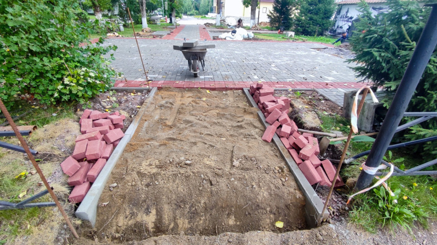 Подготовка основания и разметка под укладку тротуарной плитки на площадке