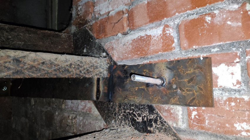 Сварной крепёжный узел на кирпичной стене с резьбовой шпилькой и металлической пластиной