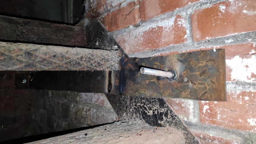 Крепление балки к кирпичной стене через стальную пластину с резьбовым стержнем и сваркой