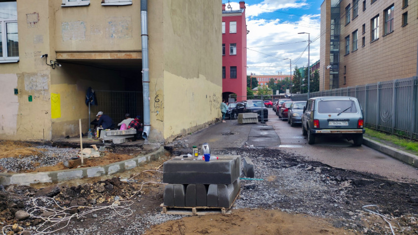 Благоустройство двора с установкой бордюров, складированием материалов и ремонтом проезда