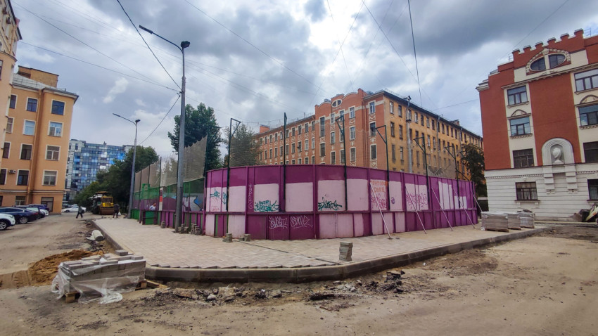 Благоустройство у спортивной площадки с ограждением и укладкой тротуарной плитки