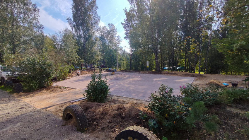 В парке уплотняют песчаное основание под площадку виброплитой