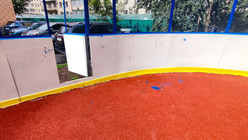 Ограждение дворовой спортивной коробки с резиновым покрытием