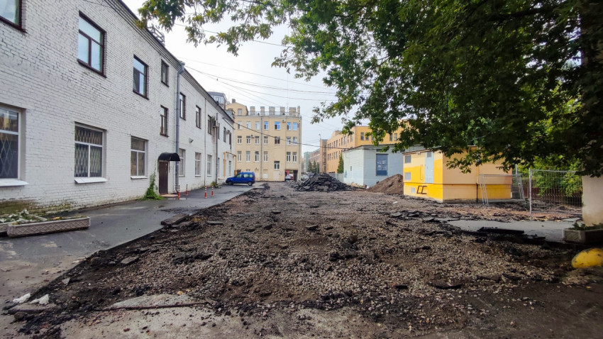 Ремонт дворового проезда с фрезерованным асфальтом и щебнем между зданиями