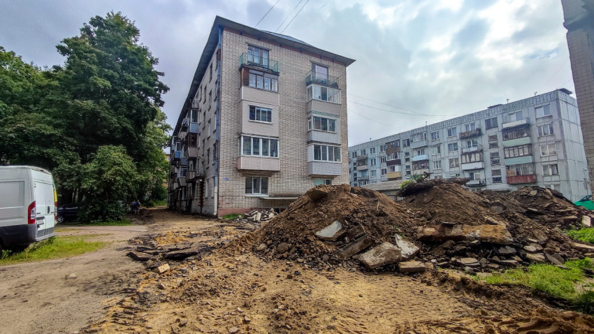 Кучи грунта и асфальтового лома после раскопок на дворовой территории