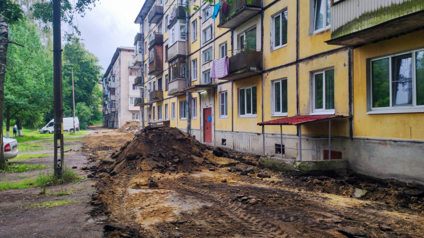 Земляные работы и траншея вдоль фасада многоквартирного дома