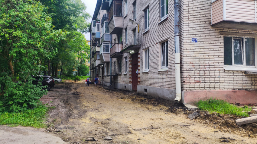Дворовой проезд без асфальта после дорожных и коммунальных работ