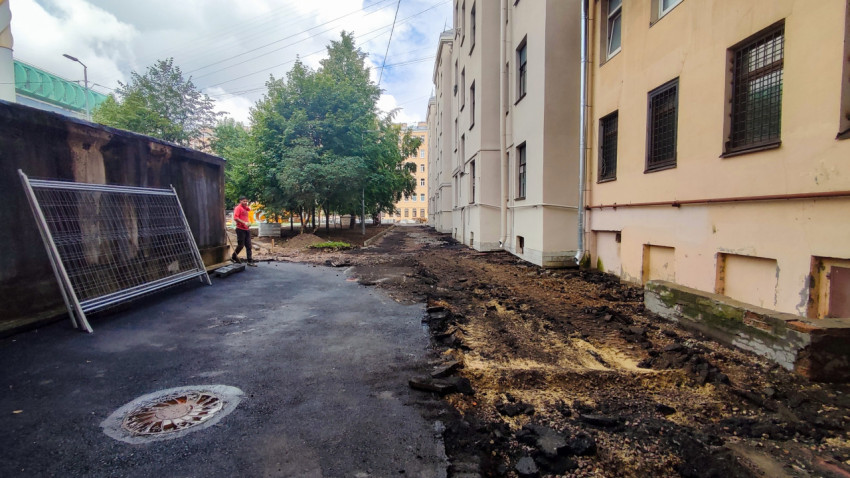 Дворовой проезд с разобранным покрытием, ограждениями и рабочими