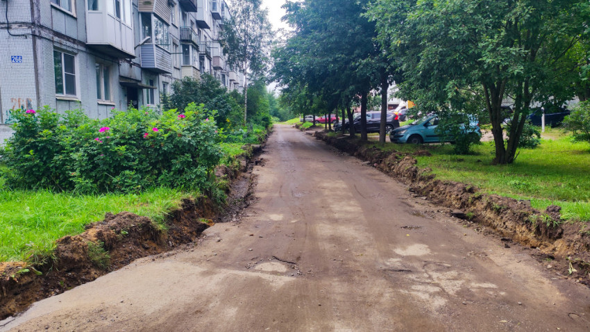 Временная грунтовая дорога и траншеи во дворе во время ремонта покрытия