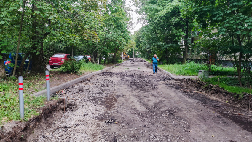 Снятый асфальт и дорожная техника на участке дворового ремонта