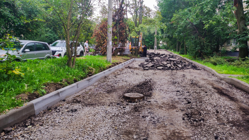 Ремонт дворового проезда с техникой, рабочими и подготовленным основанием