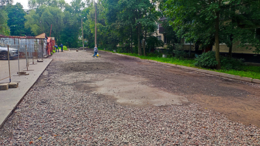 Дворовой проезд после снятия асфальта и отсыпки щебнем с ограждением и лужами
