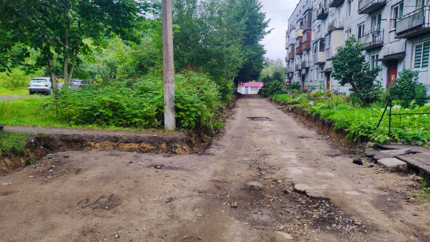 Разрытый участок дворового проезда у многоквартирного дома