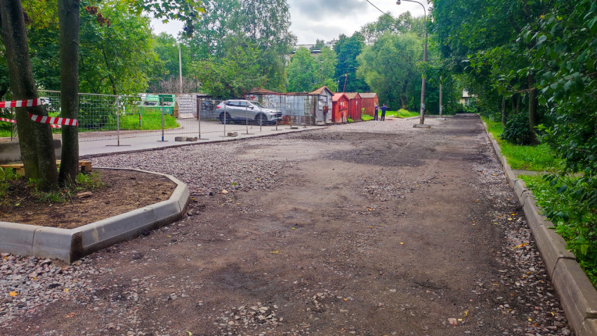 Подготовка дворовой дороги к ремонту с временным ограждением, отсыпкой и следами техники