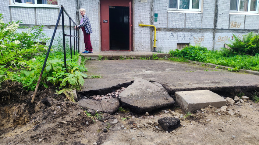 Провал асфальта у входной группы жилого дома