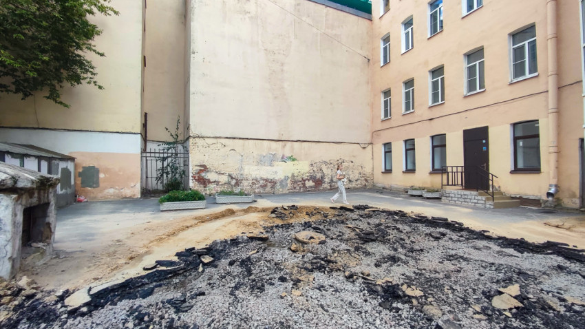 Снятый асфальт и щебень на участке дворового проезда во время дорожных работ