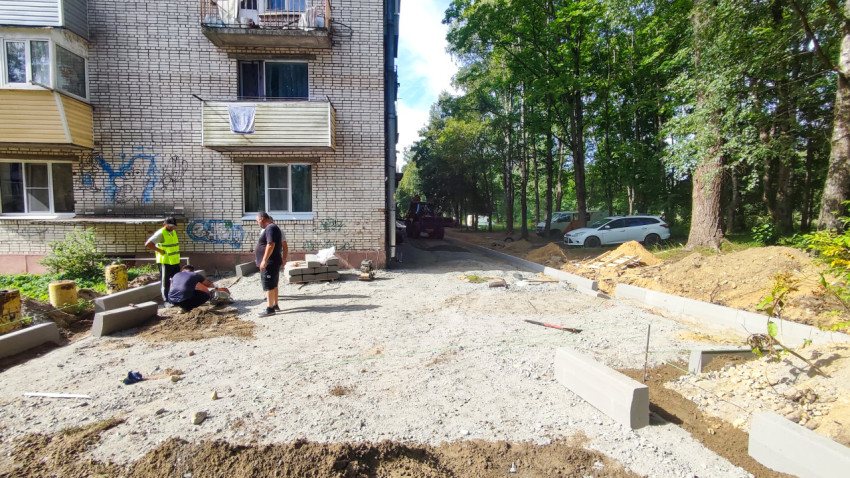 Установка бордюрного камня по разметочному шнуру на щебёночном основании во дворе