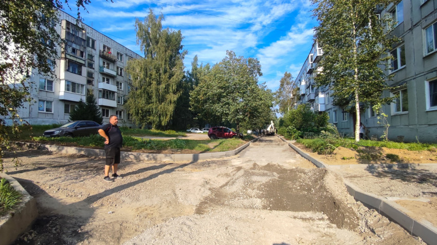 Между панельными домами строят новый проезд с бордюрами и щебёночным основанием