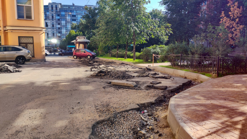 Разбитый асфальт и строительный мусор во дворе во время ремонта