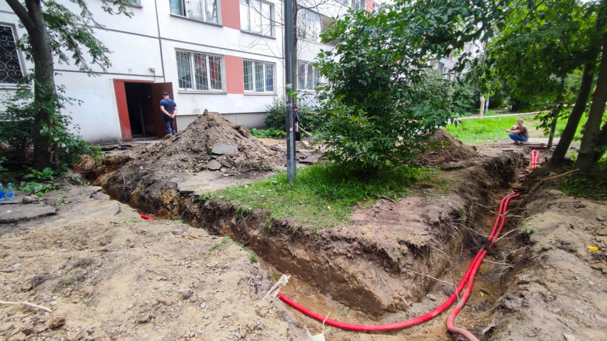 Огороженный участок земляных работ с траншеей и вынутым грунтом