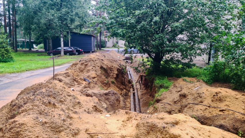 Дворовой раскоп с ограждением сигнальной лентой при ремонте подземных сетей