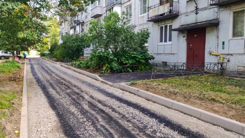 Щебёночное основание с битумными полосами и новые бордюры на этапе подготовки дворовой дороги