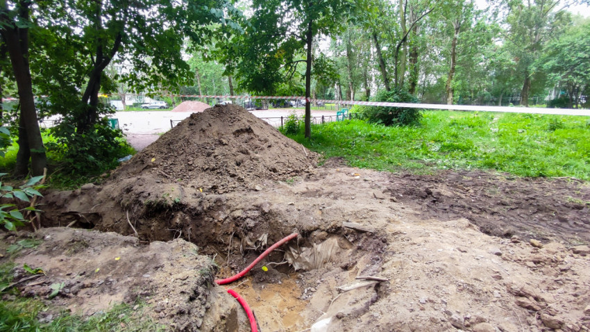 Дворовая территория с ремонтируемым проездом и ограждением зоны работ