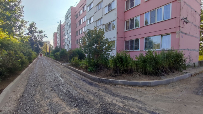 Дворовой проезд между домами готовят под асфальт, уже стоят новые бордюры