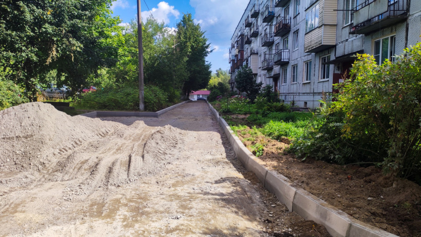 Участок благоустройства с формированием границ дорожки бордюрами и щебёночной подушкой