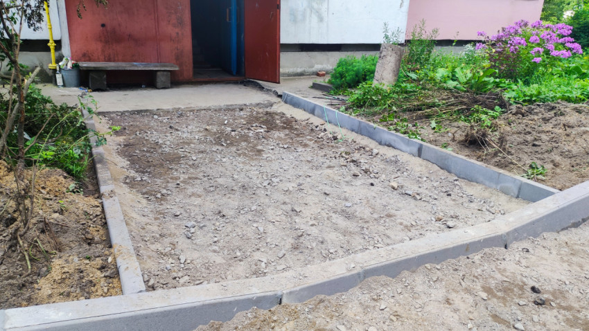 Подготовка основания под покрытие во дворе с щебёночной засыпкой и линией бордюров