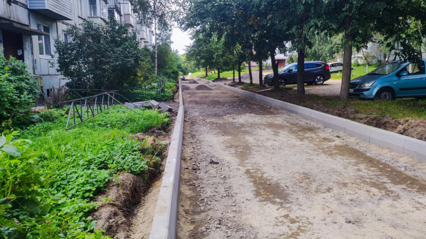 Подготовка основания и бордюрирование дворовой дорожки на участке благоустройства рядом с зеленью