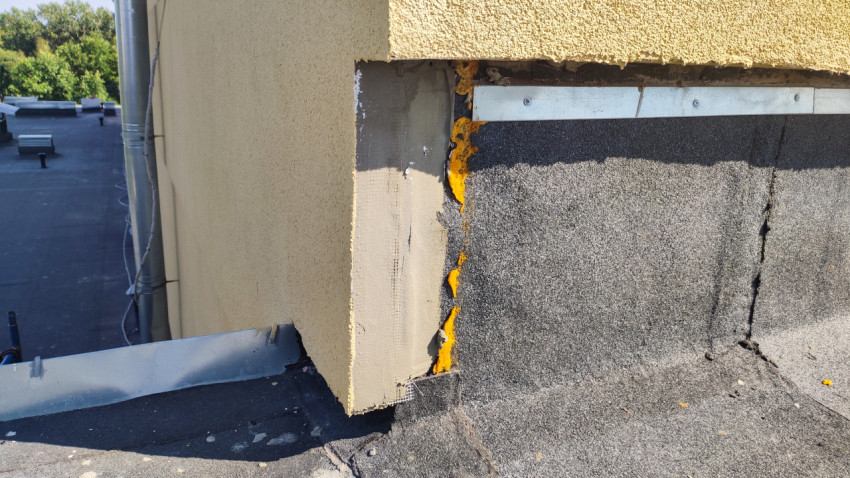 Угол парапета плоской крыши с утеплителем и крепёжной планкой