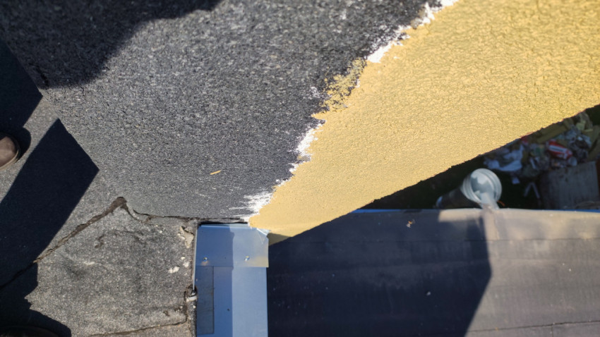 Примыкание кровельного покрытия к стене у парапета на плоской крыше