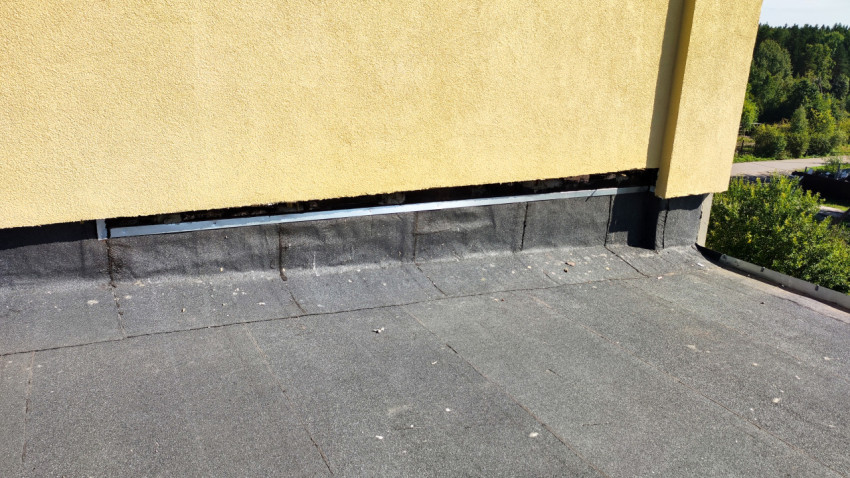 Узел примыкания плоской кровли к оштукатуренной стене с металлическим отливом и открытым зазором