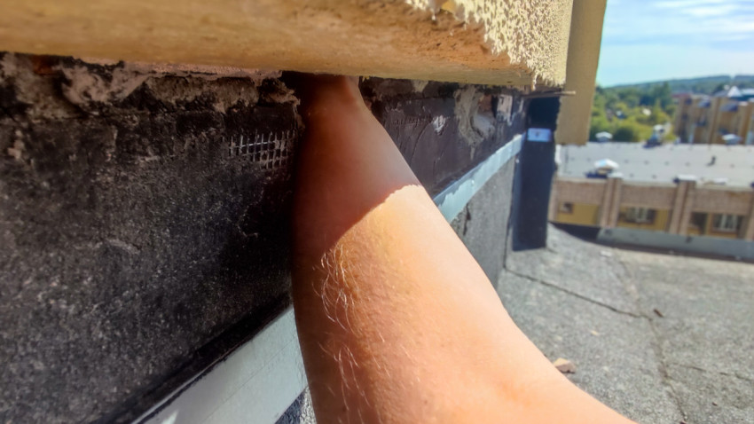 Проверка примыкания рулонной плоской кровли к парапету и штукатурному свесу здания