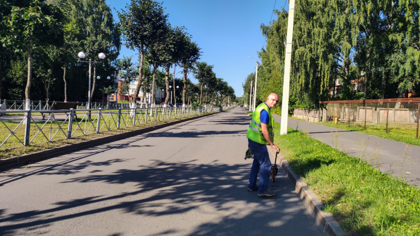 Замер протяжённости участка дороги измерительным колесом у кромки проезжей части