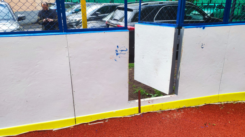 Открытый технический люк борта спортплощадки во время замеров