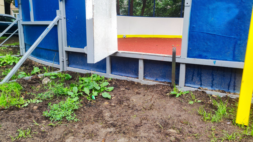 Измерение высоты каркаса спортивной коробки со стороны грунта