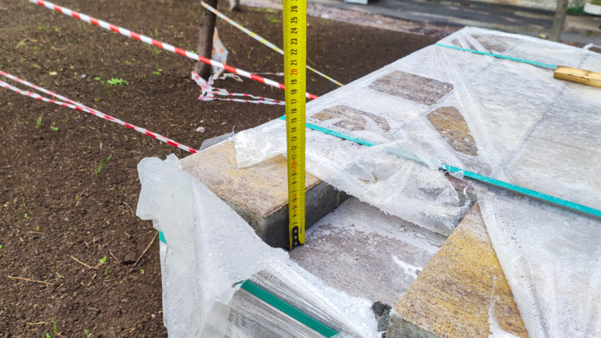 Замер высоты тротуарной плитки на поддоне перед укладкой