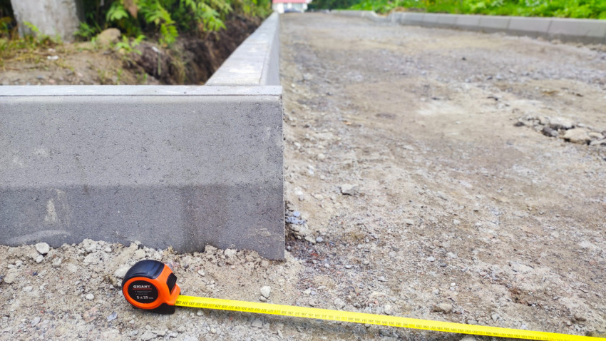 Корпус рулетки GIGANT у бордюрного угла на щебёночной подсыпке