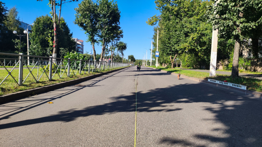 Длинная рулетка по оси дороги и инструменты для замеров рядом с бордюром и ограждением