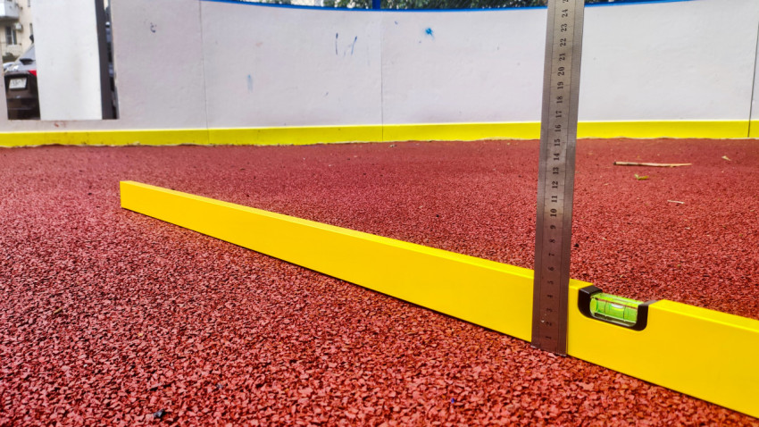 Замер перепада высоты на резиновом спортивном покрытии