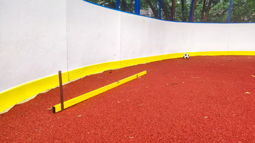 Замеры уровня покрытия на спортивной площадке с футбольным мячом