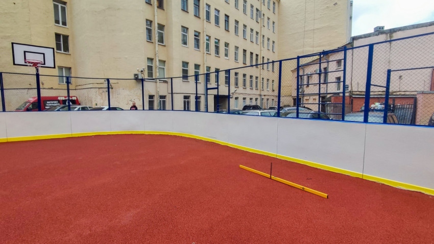 Дворовая баскетбольная площадка с проверкой покрытия строительным уровнем