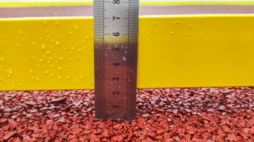 Металлическая линейка и строительный уровень для контроля толщины резинового покрытия