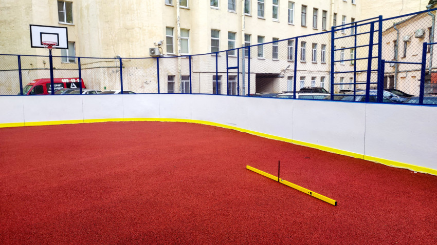 Дворовая спортивная площадка с резиновым покрытием и уровнем для проверки ровности