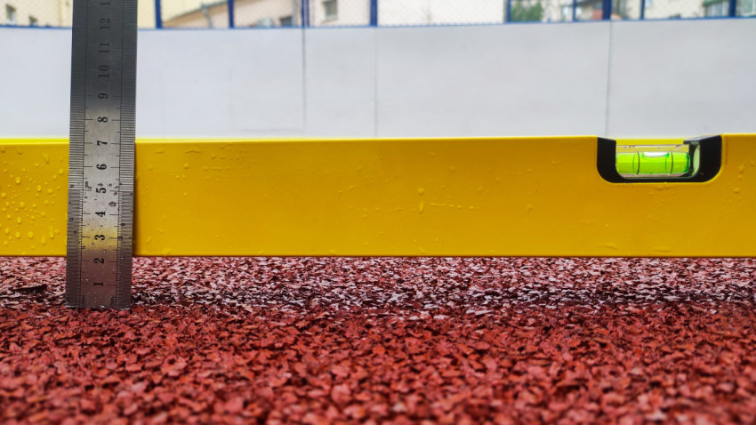 Строительный уровень и линейка на резиновом покрытии для замера перепада