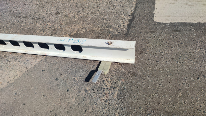 Рейка и клин-промерник на асфальте: так проверяют продольную ровность покрытия