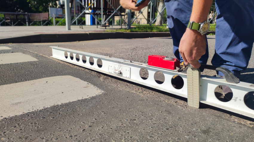 Проверяют продольную ровность покрытия: рейка, клин-промерник и рабочие инструменты